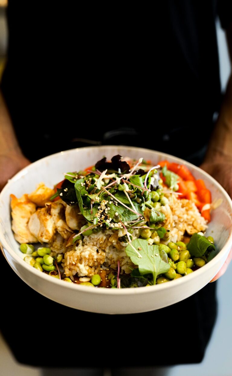 Frische Bowl mit Edamame, Gemüse und Sprossen im mellow.