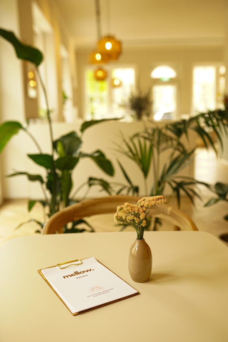 Tisch im mellow. mit Speisekarte und kleiner Blumenvase